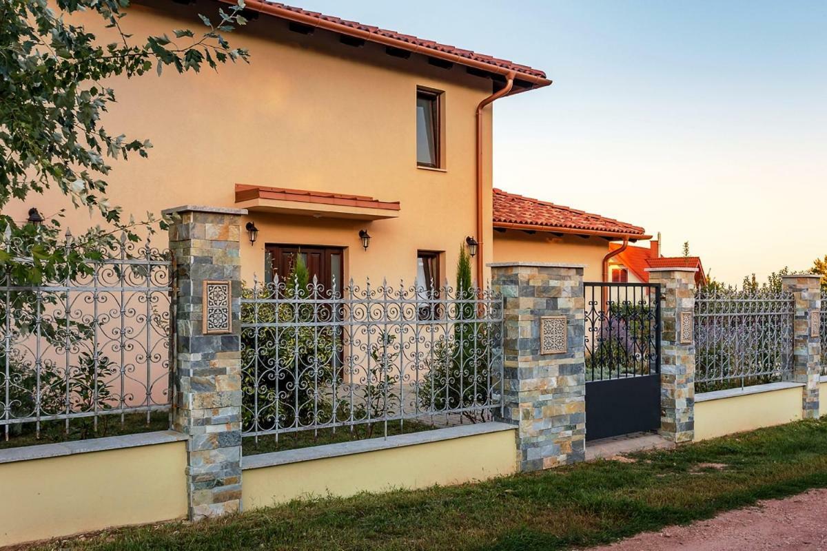 Azur Villa Balatonalmadi Exterior photo